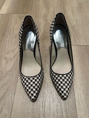 MICHAEL Michael Kors Dorothy Flex Pumps | Black White | 5
